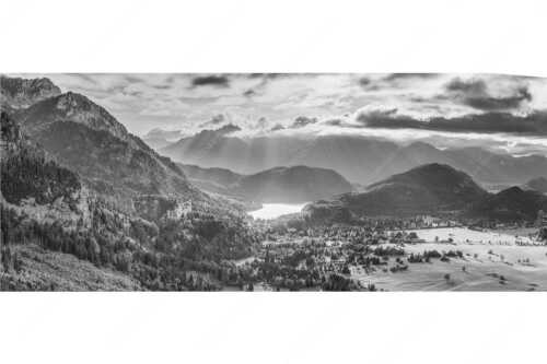 Die Abendsonne streicht noch über den Alpsee und Schloss Neuschwanstein - Die Schlösser - Seitenverhältnis 2,5:1 - Schloss Neuschwanstein - weitere Infos unter https://www.kriner-weiermann.de