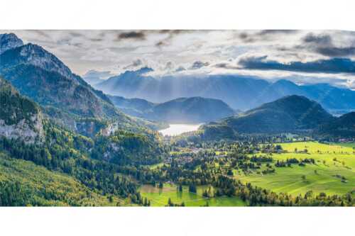 Die Abendsonne streicht noch über den Alpsee und Schloss Neuschwanstein - Die Schlösser - Seitenverhältnis 2:1 - Schloss Neuschwanstein - weitere Infos unter https://www.kriner-weiermann.de