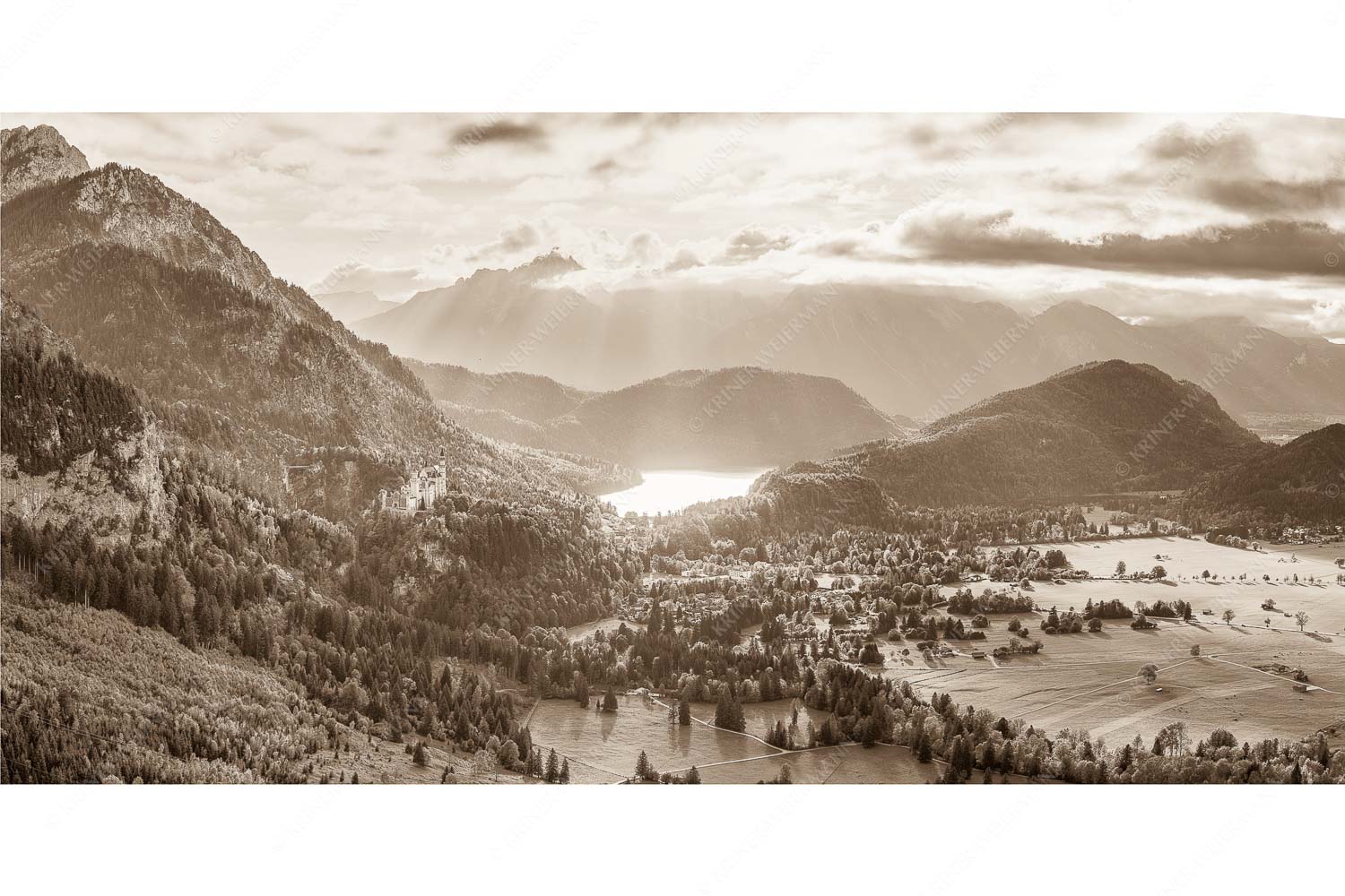 Die Abendsonne streicht noch über den Alpsee und Schloss Neuschwanstein