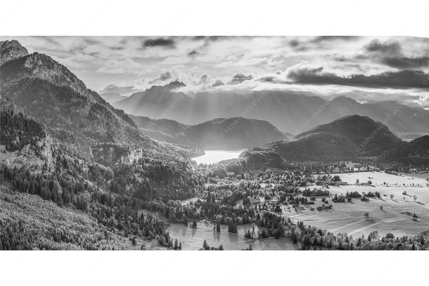 Die Schlösser – Seitenverhältnis 2:1 — Schloss Neuschwanstein Die Abendsonne streicht noch über den Alpsee und Schloss Neuschwanstein