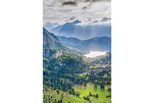 Die Abendsonne streicht noch über den Alpsee und Schloss Neuschwanstein - Die Schlösser - Seitenverhältnis 2:3 - Schloss Neuschwanstein - weitere Infos unter https://www.kriner-weiermann.de
