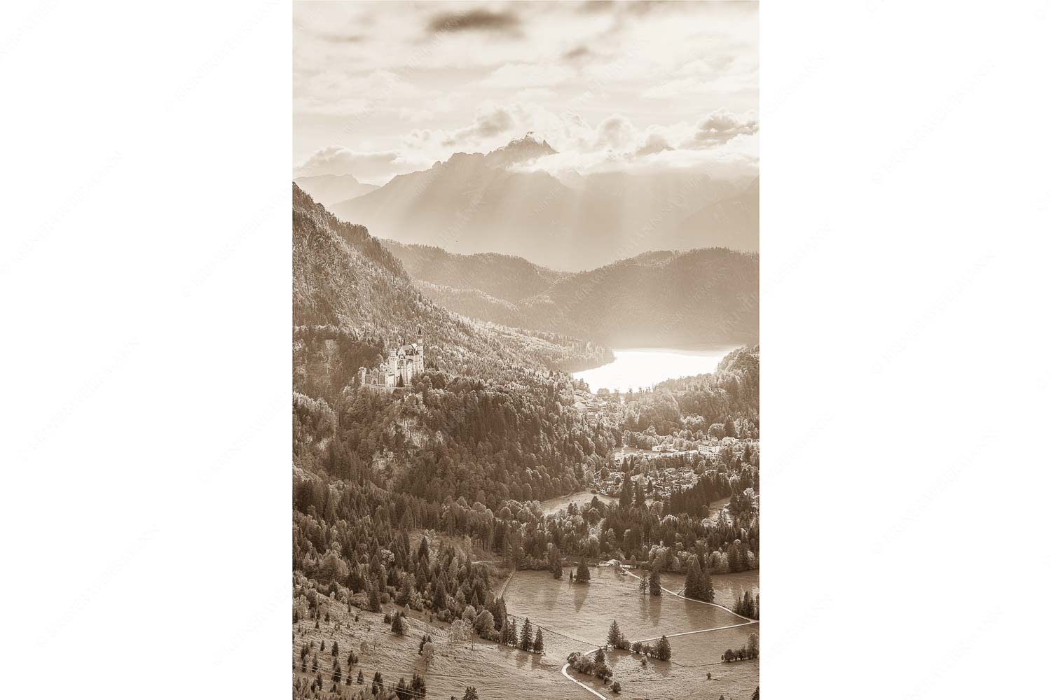 Die Schlösser – Seitenverhältnis 2:3 — Schloss Neuschwanstein Die Abendsonne streicht noch über den Alpsee und Schloss Neuschwanstein
