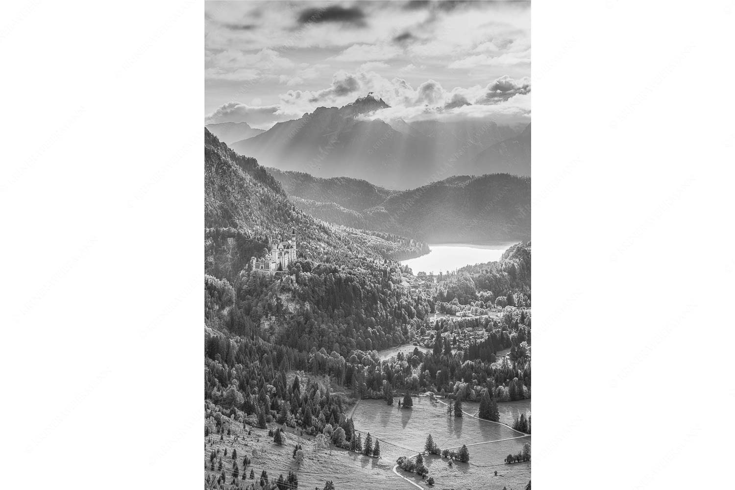 Die Schlösser – Seitenverhältnis 2:3 — Schloss Neuschwanstein Die Abendsonne streicht noch über den Alpsee und Schloss Neuschwanstein