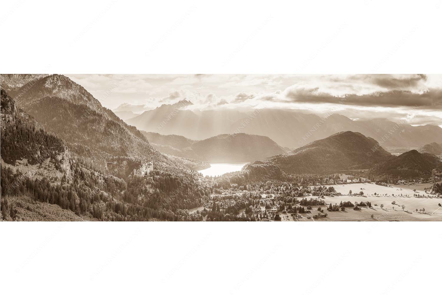 Die Abendsonne streicht noch über den Alpsee und Schloss Neuschwanstein