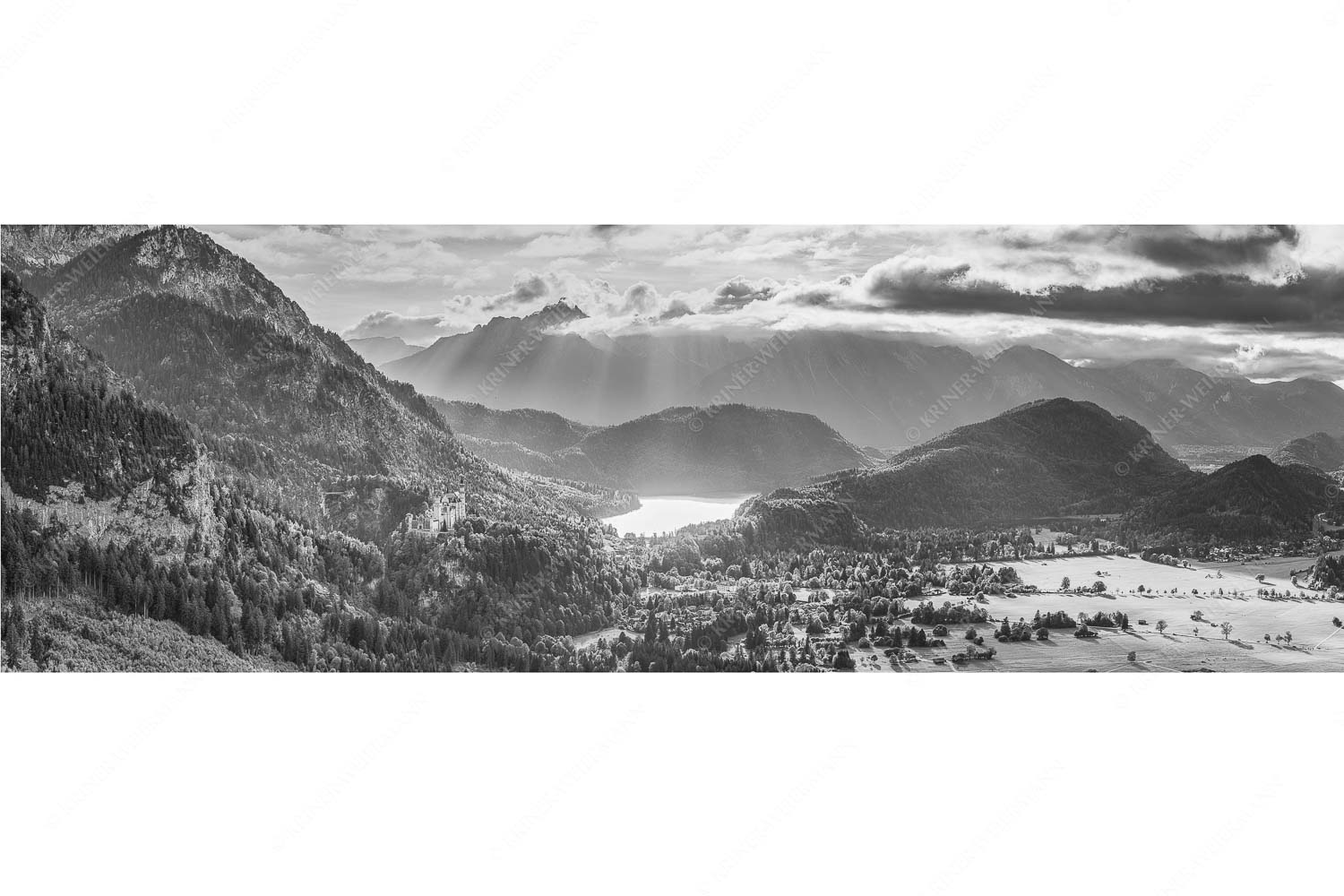 Die Schlösser – Seitenverhältnis 3:1 — Schloss Neuschwanstein Die Abendsonne streicht noch über den Alpsee und Schloss Neuschwanstein