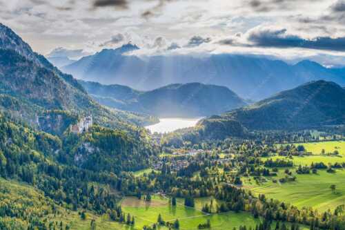 Die Abendsonne streicht noch über den Alpsee und Schloss Neuschwanstein - Die Schlösser - Seitenverhältnis 3:2 - Schloss Neuschwanstein - weitere Infos unter https://www.kriner-weiermann.de