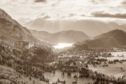Die Abendsonne streicht noch über den Alpsee und Schloss Neuschwanstein - Die Schlösser - Seitenverhältnis 3:2 - Schloss Neuschwanstein - weitere Infos unter https://www.kriner-weiermann.de