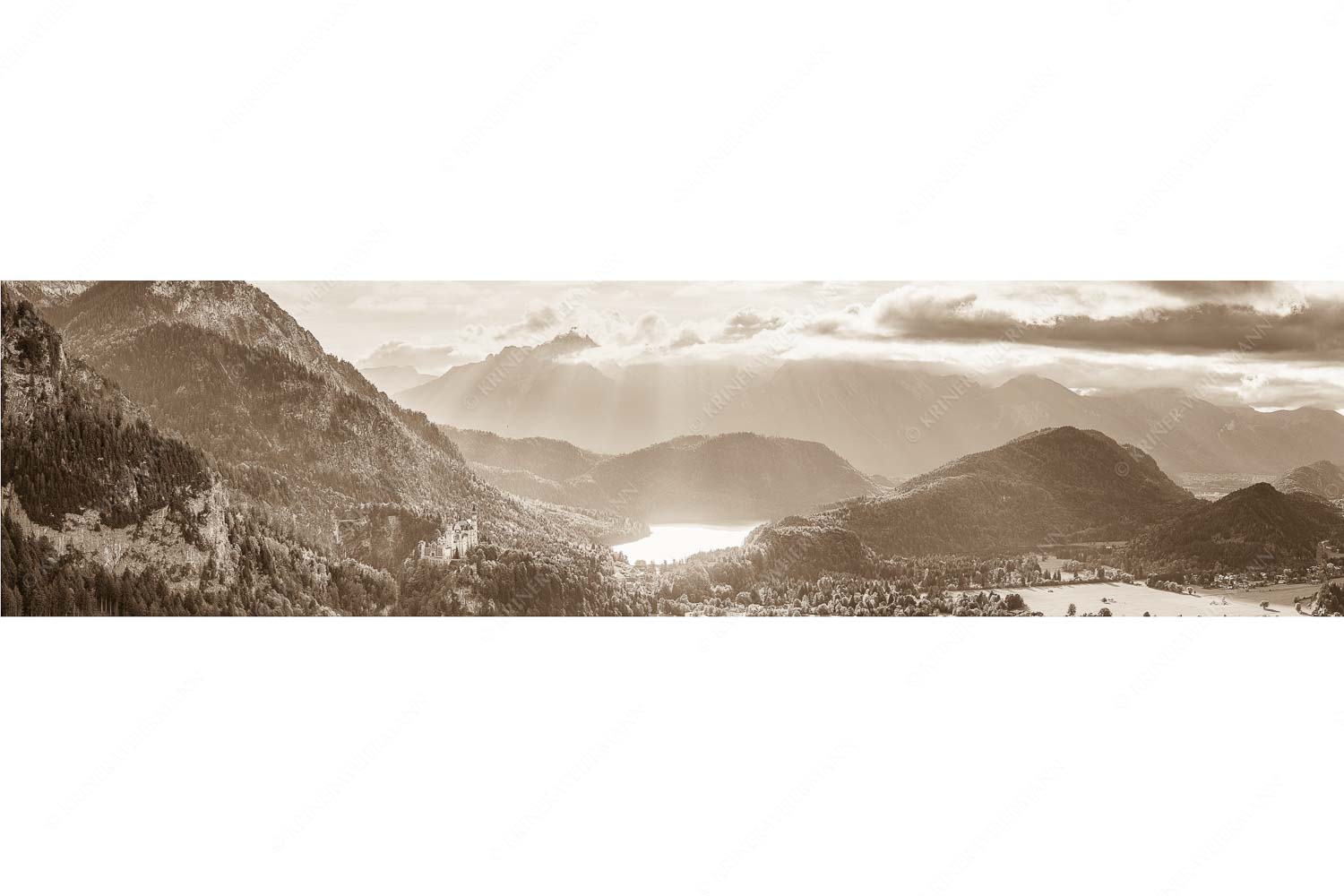 Die Abendsonne streicht noch über den Alpsee und Schloss Neuschwanstein