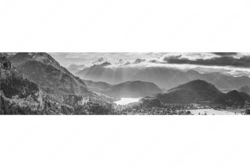 Die Abendsonne streicht noch über den Alpsee und Schloss Neuschwanstein - Die Schlösser - Seitenverhältnis 4:1 - Schloss Neuschwanstein - weitere Infos unter https://www.kriner-weiermann.de