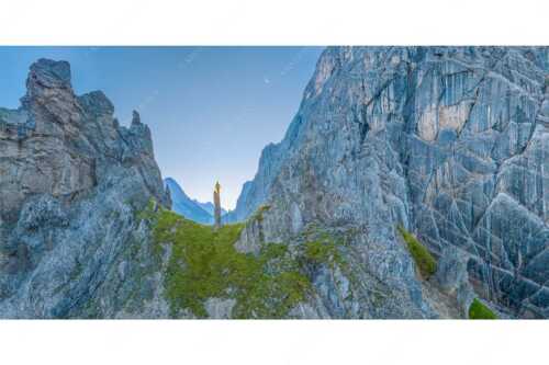 Kletterer an der Lafatscher Nordwand im Karwendelgebirge - Drachenhaut - Seitenverhältnis 2:1 - Klettern am Lafatscher im Karwendel - weitere Infos unter https://www.kriner-weiermann.de