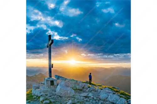 Blick von der Soiernspitze in den Sonnenaufgang im Karwendelgebirge - Ehrfurcht - Seitenverhältnis 1:1 - Soiernspitze im Karwendel - weitere Infos unter https://www.kriner-weiermann.de