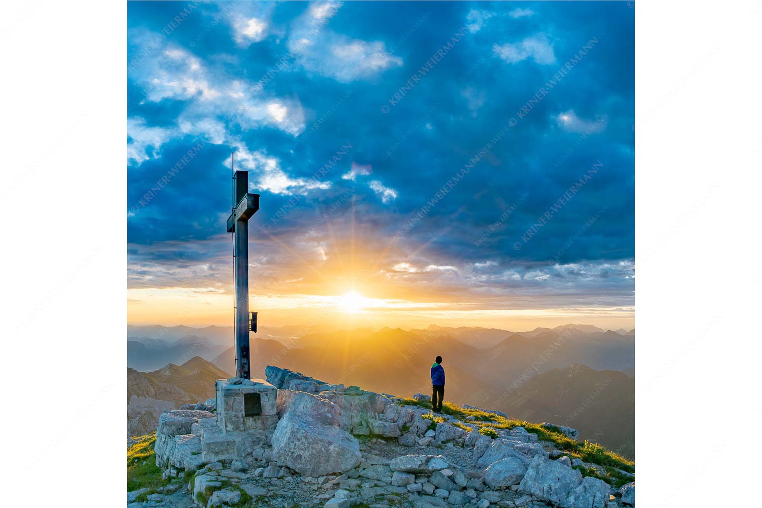 Ehrfurcht – Seitenverhältnis 1:1 — Soiernspitze im Karwendel Blick von der Soiernspitze in den Sonnenaufgang im Karwendelgebirge
