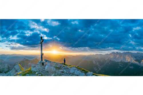 Blick von der Soiernspitze in den Sonnenaufgang im Karwendelgebirge - Ehrfurcht - Seitenverhältnis 2,5:1 - Soiernspitze im Karwendel - weitere Infos unter https://www.kriner-weiermann.de