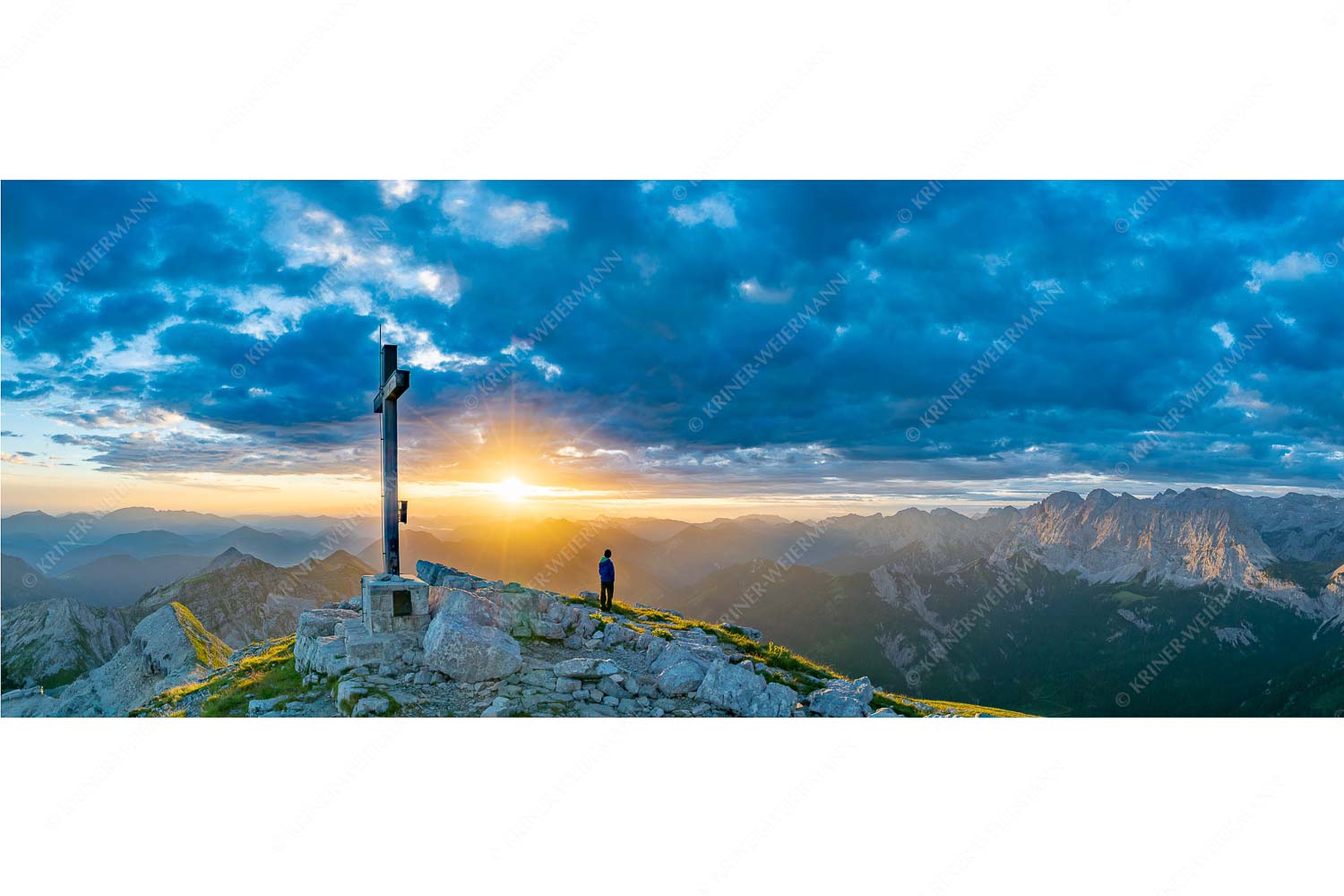 Ehrfurcht – Seitenverhältnis 2,5:1 — Soiernspitze im Karwendel Blick von der Soiernspitze in den Sonnenaufgang im Karwendelgebirge