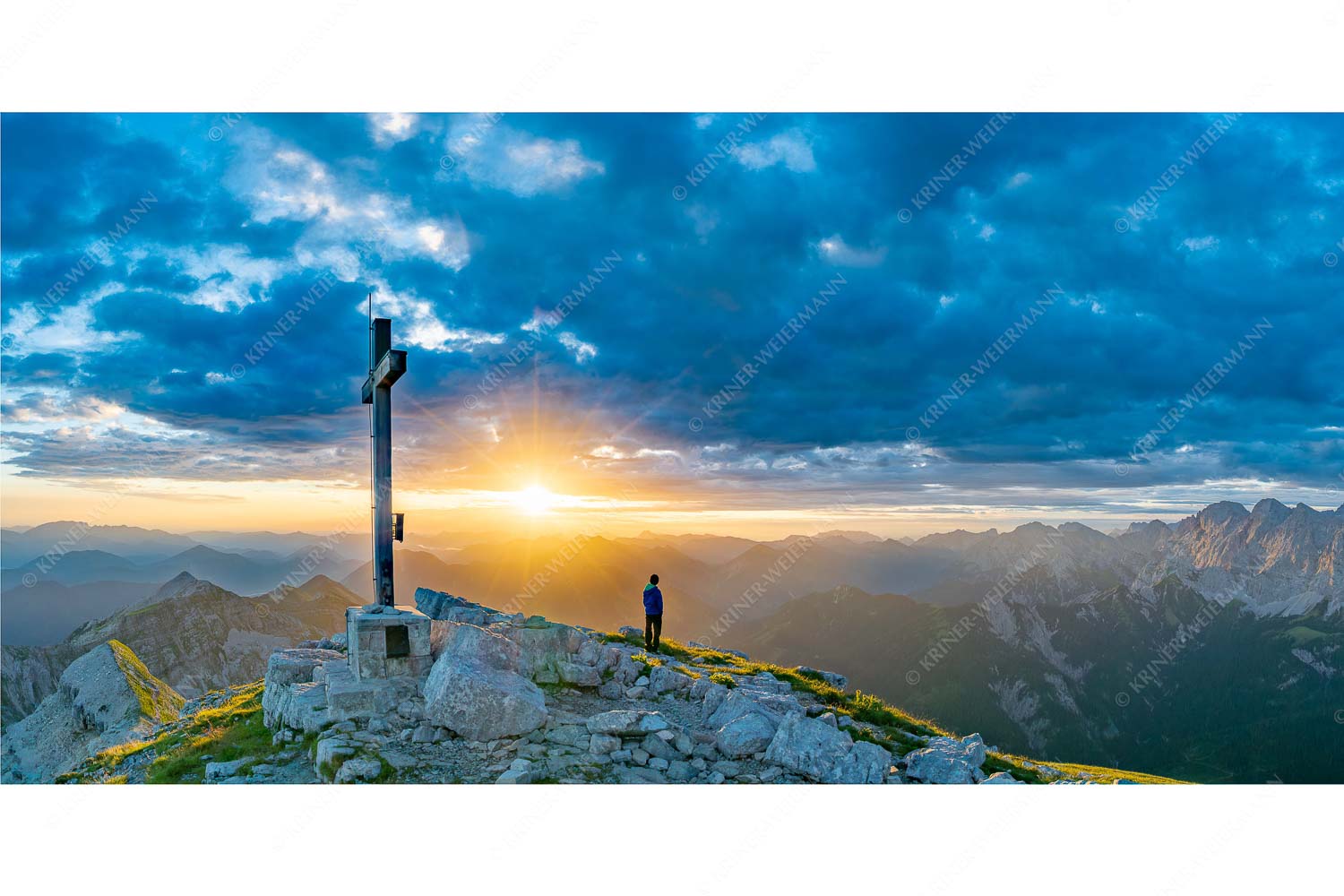 Ehrfurcht – Seitenverhältnis 2:1 — Soiernspitze im Karwendel Blick von der Soiernspitze in den Sonnenaufgang im Karwendelgebirge