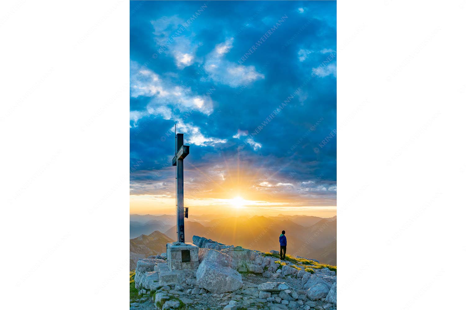 Ehrfurcht – Seitenverhältnis 2:3 — Soiernspitze im Karwendel Blick von der Soiernspitze in den Sonnenaufgang im Karwendelgebirge
