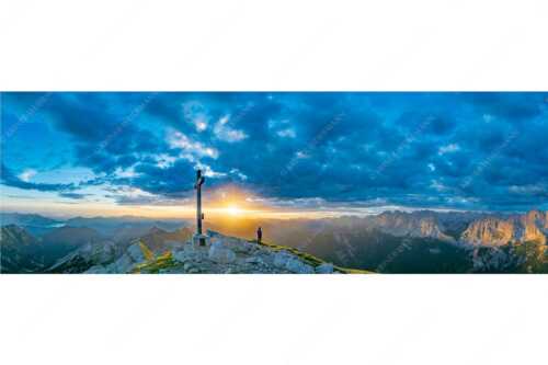Blick von der Soiernspitze in den Sonnenaufgang im Karwendelgebirge - Ehrfurcht - Seitenverhältnis 3:1 - Soiernspitze im Karwendel - weitere Infos unter https://www.kriner-weiermann.de