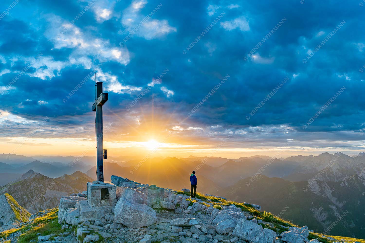 Ehrfurcht – Seitenverhältnis 3:2 — Soiernspitze im Karwendel Blick von der Soiernspitze in den Sonnenaufgang im Karwendelgebirge
