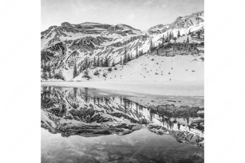 Im Frühling wenn das Eis auf dem Soiernsee zu schmelzen beginnt ist es noch menschenleer - Ein Hauch von Frühling - Seitenverhältnis 1:1 - Frühling am Soiernsee - weitere Infos unter https://www.kriner-weiermann.de