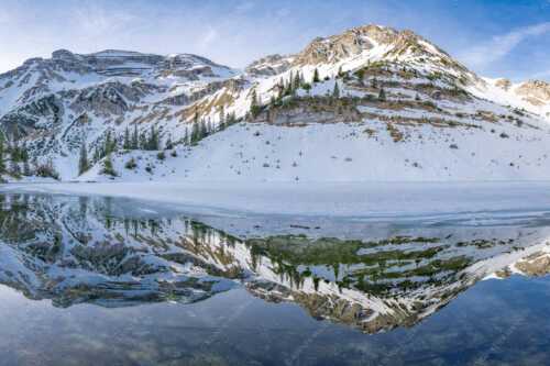 Im Frühling wenn das Eis auf dem Soiernsee zu schmelzen beginnt ist es noch menschenleer - Ein Hauch von Frühling - Seitenverhältnis 3:2 - Frühling am Soiernsee - weitere Infos unter https://www.kriner-weiermann.de