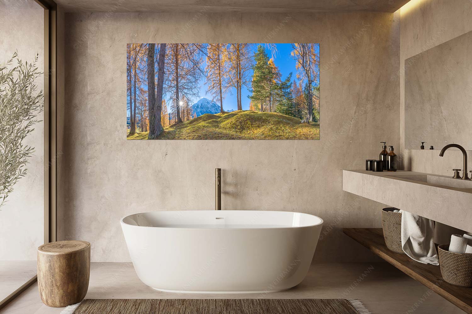 Ein Hauch von Gold – Größe ca. 180x90cm, Seitenverhältnis 2:1 — Hohe Munde Blick durch den Lärchenwald in Leutasch auf die Hohe Munde - Ein Hauch von Gold - Größe ca. 180x90cm, Seitenverhältnis 2:1 - Hohe Munde - weitere Infos unter https://www.kriner-weiermann.de