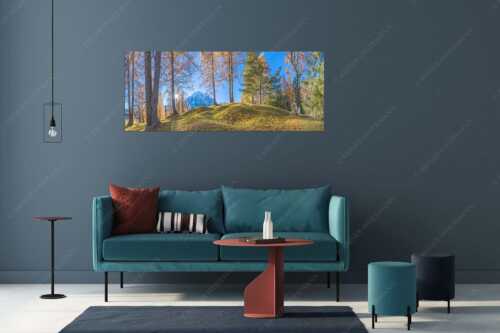 Blick durch den Lärchenwald in Leutasch auf die Hohe Munde - Ein Hauch von Gold - Größe ca. 175x70cm, Seitenverhältnis 2,5:1 - Hohe Munde - weitere Infos unter https://www.kriner-weiermann.de