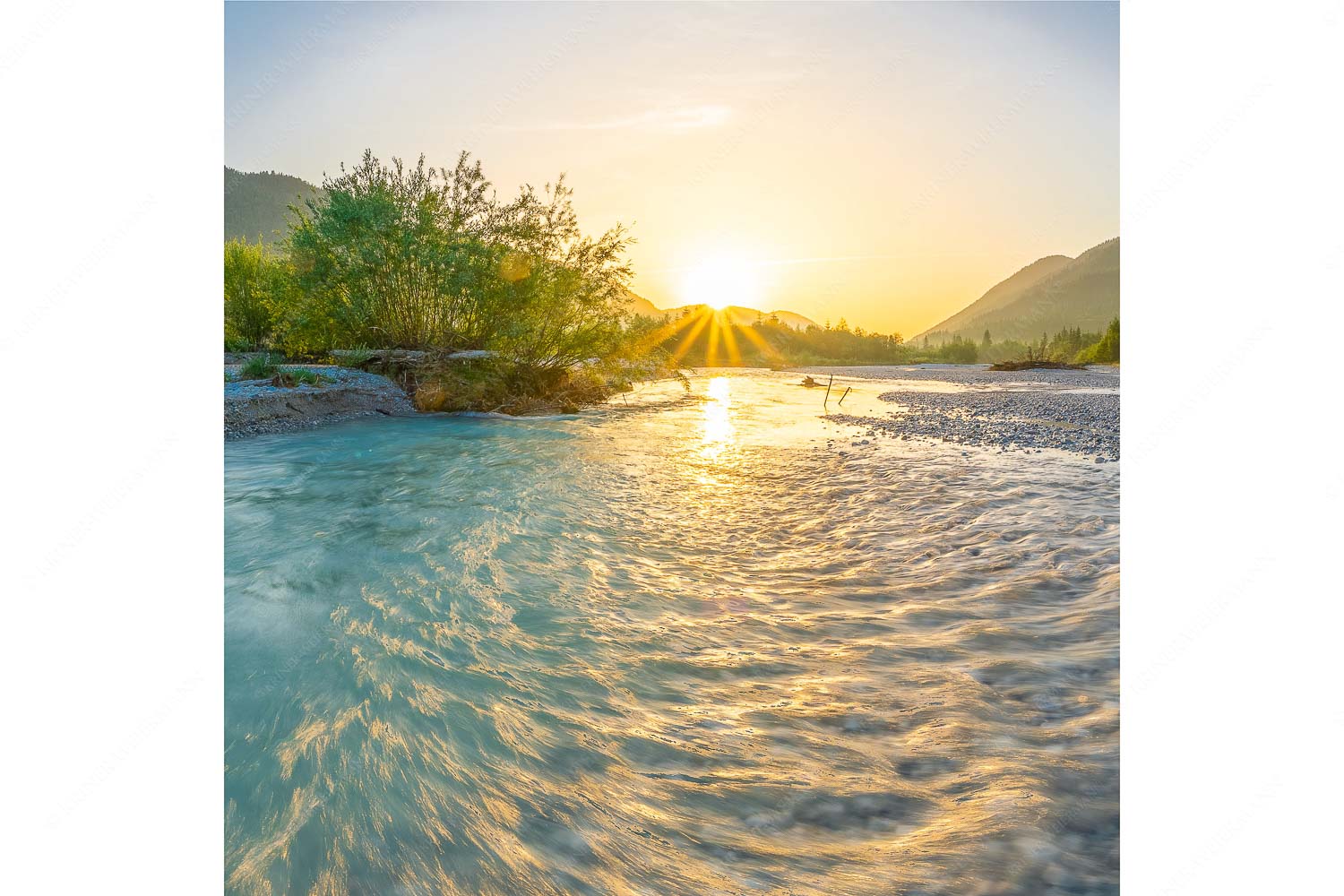 Ein Isarmorgen II – Seitenverhältnis 1:1 — Isar mit Sonnenaufgang Blick über die Isar in den Sonnenaufgang