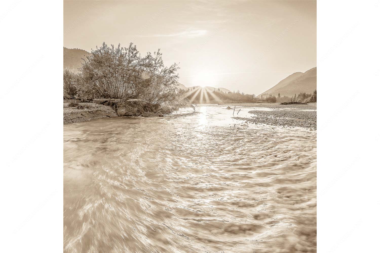 Ein Isarmorgen II – Seitenverhältnis 1:1 — Isar mit Sonnenaufgang Blick über die Isar in den Sonnenaufgang