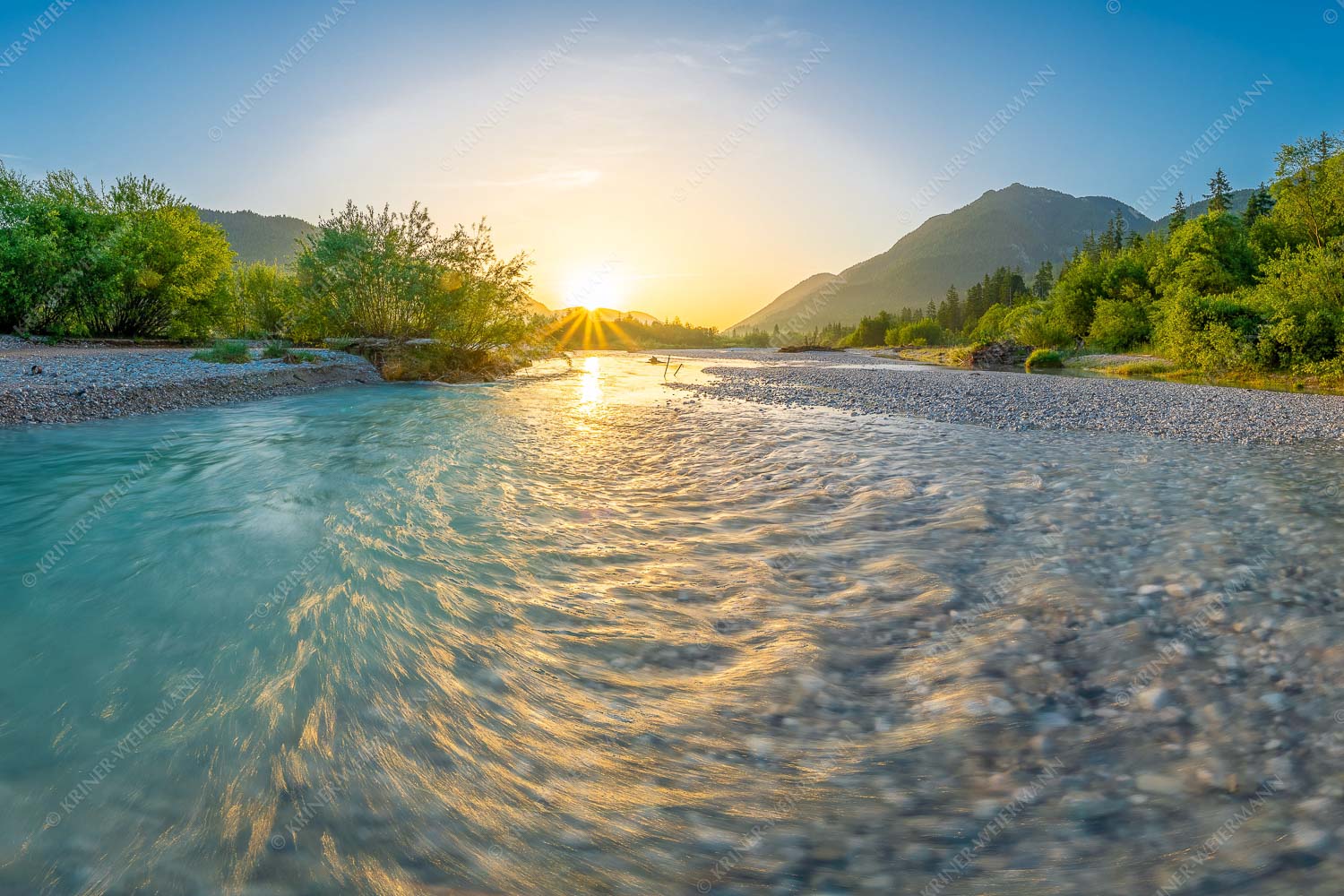 Ein Isarmorgen II – Seitenverhältnis 3:2 — Isar mit Sonnenaufgang Blick über die Isar in den Sonnenaufgang