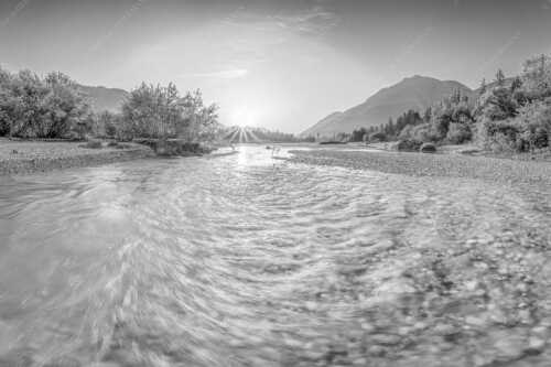 Blick über die Isar in den Sonnenaufgang - Ein Isarmorgen II - Seitenverhältnis 3:2 - Isar mit Sonnenaufgang - weitere Infos unter https://www.kriner-weiermann.de