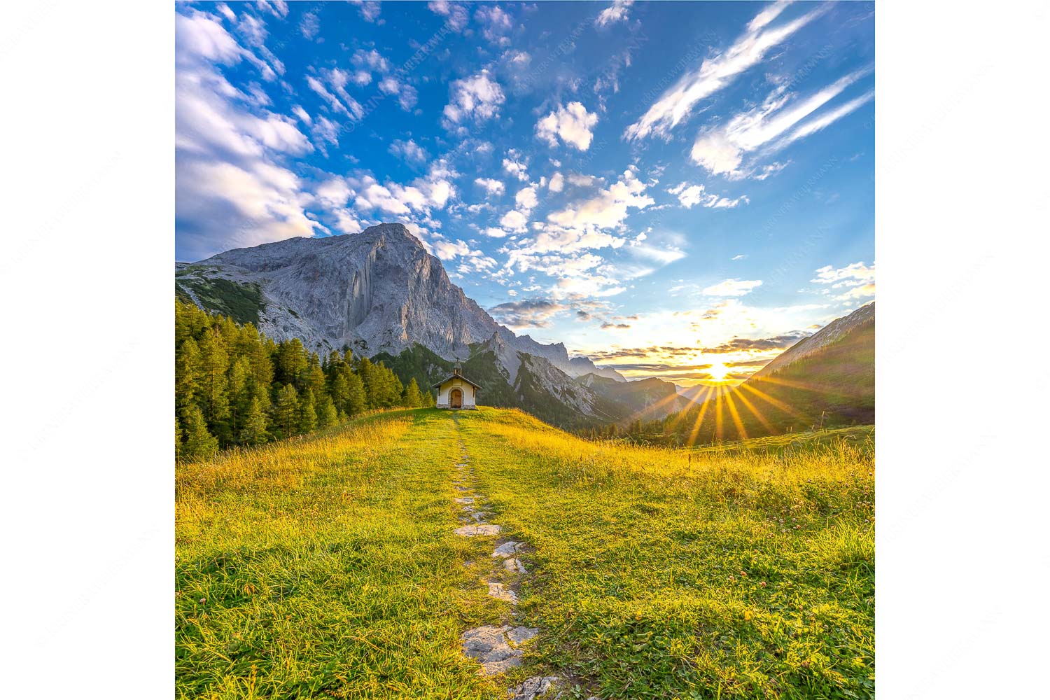 Ein Moment der Stille – Seitenverhältnis 1:1 — Kapelle Hallerangeralm im Karwendel Weg zur Kapelle an der Hallerangeralm mit Kleinen Lafatscher