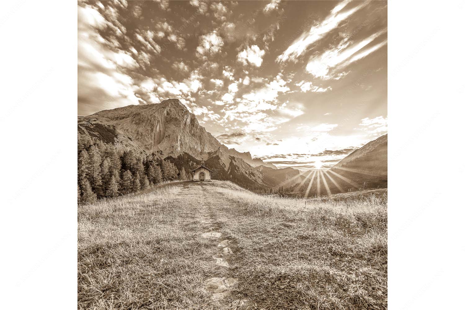 Ein Moment der Stille – Seitenverhältnis 1:1 — Kapelle Hallerangeralm im Karwendel Weg zur Kapelle an der Hallerangeralm mit Kleinen Lafatscher