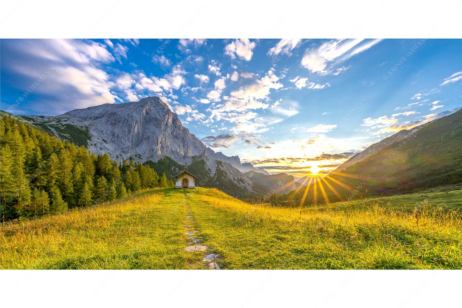 Ein Moment der Stille – Seitenverhältnis 2:1 — Kapelle Hallerangeralm im Karwendel Weg zur Kapelle an der Hallerangeralm mit Kleinen Lafatscher