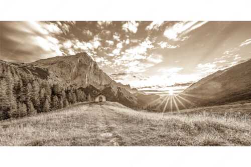 Weg zur Kapelle an der Hallerangeralm mit Kleinen Lafatscher - Ein Moment der Stille - Seitenverhältnis 2:1 - Kapelle Hallerangeralm im Karwendel - weitere Infos unter https://www.kriner-weiermann.de
