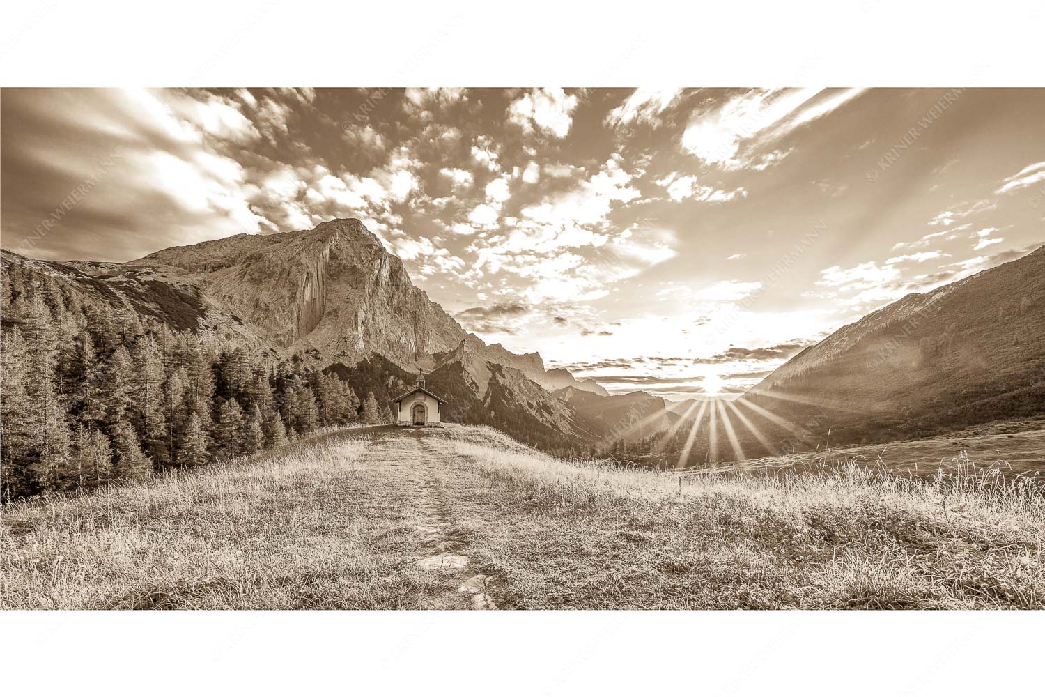 Ein Moment der Stille – Seitenverhältnis 2:1 — Kapelle Hallerangeralm im Karwendel Weg zur Kapelle an der Hallerangeralm mit Kleinen Lafatscher