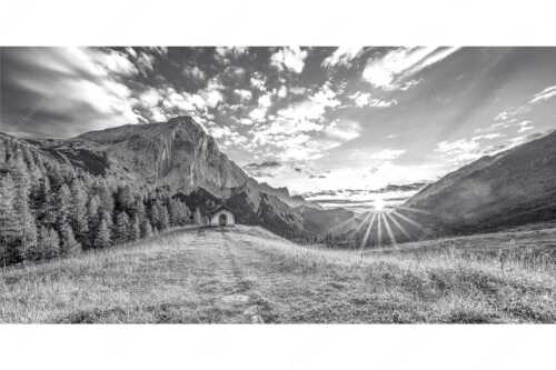 Weg zur Kapelle an der Hallerangeralm mit Kleinen Lafatscher - Ein Moment der Stille - Seitenverhältnis 2:1 - Kapelle Hallerangeralm im Karwendel - weitere Infos unter https://www.kriner-weiermann.de