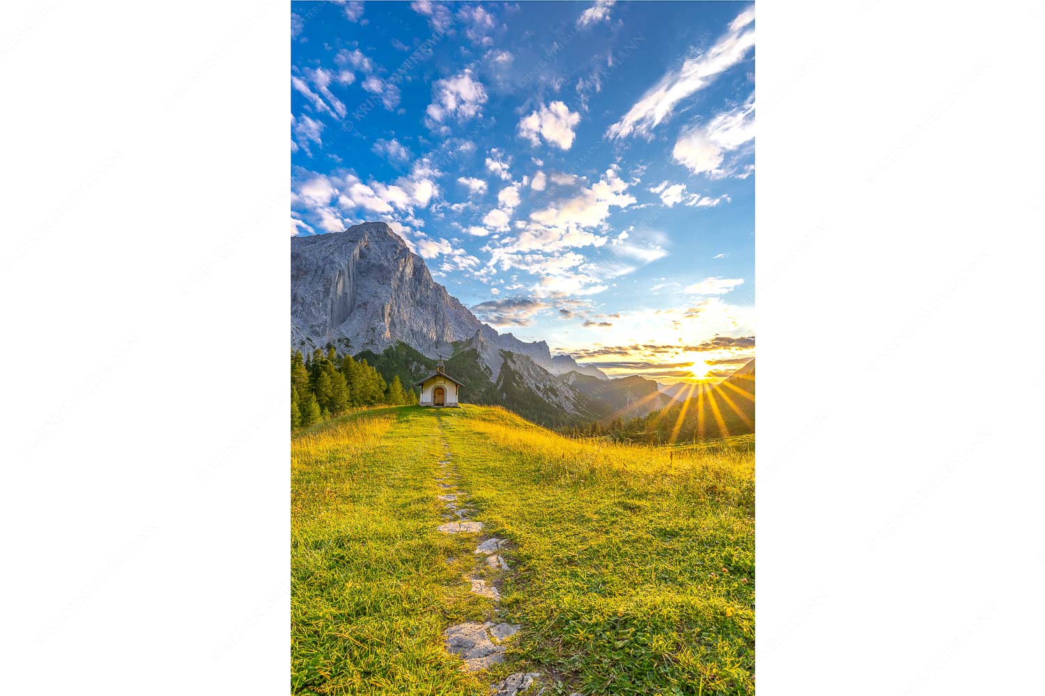 Ein Moment der Stille – Seitenverhältnis 2:3 — Kapelle Hallerangeralm im Karwendel Weg zur Kapelle an der Hallerangeralm mit Kleinen Lafatscher