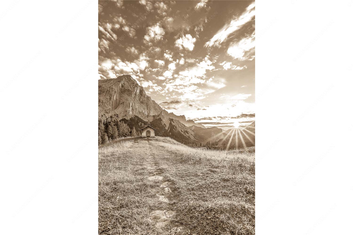 Ein Moment der Stille – Seitenverhältnis 2:3 — Kapelle Hallerangeralm im Karwendel Weg zur Kapelle an der Hallerangeralm mit Kleinen Lafatscher