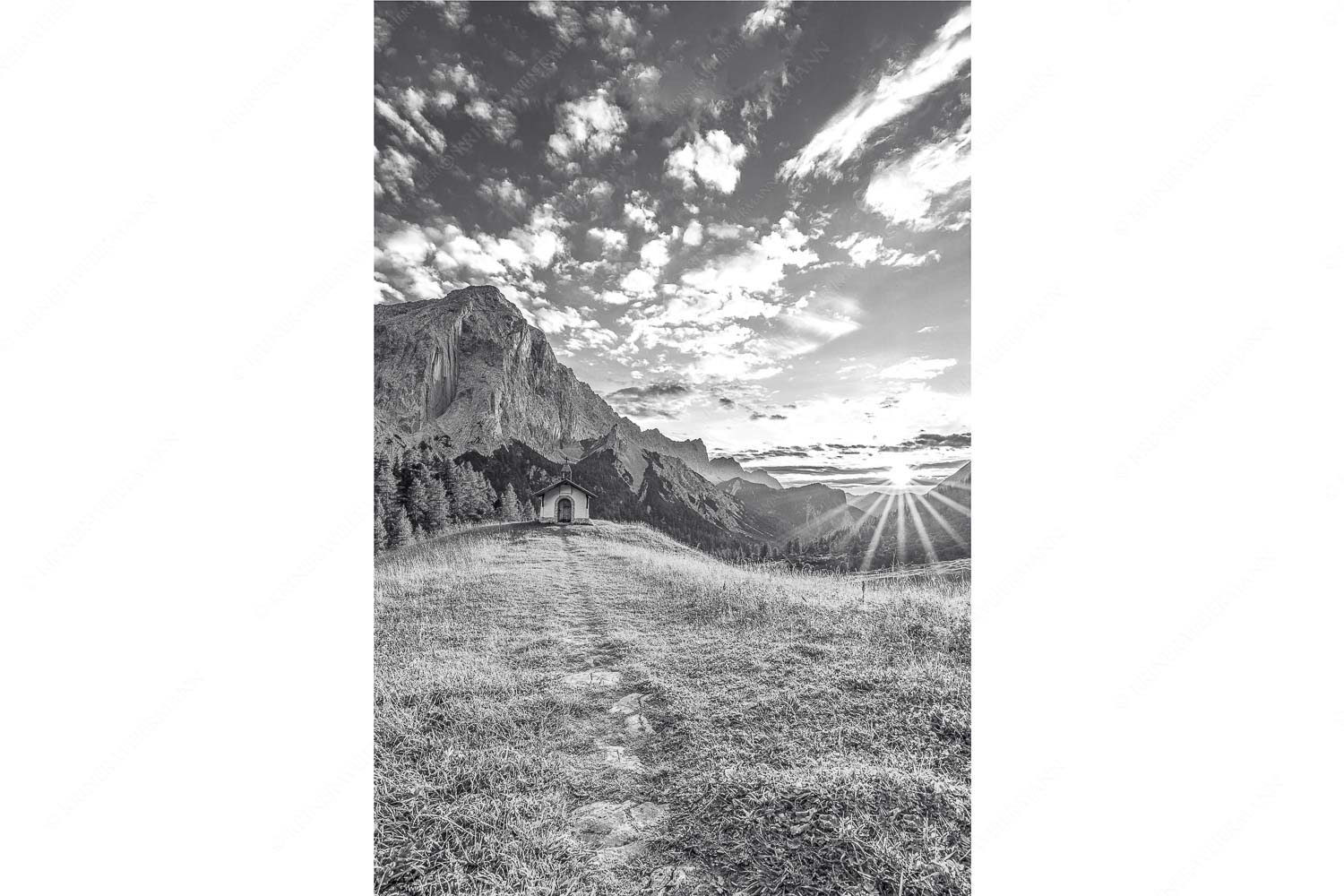 Ein Moment der Stille – Seitenverhältnis 2:3 — Kapelle Hallerangeralm im Karwendel Weg zur Kapelle an der Hallerangeralm mit Kleinen Lafatscher