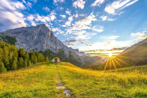 Weg zur Kapelle an der Hallerangeralm mit Kleinen Lafatscher - Ein Moment der Stille - Seitenverhältnis 3:2 - Kapelle Hallerangeralm im Karwendel - weitere Infos unter https://www.kriner-weiermann.de