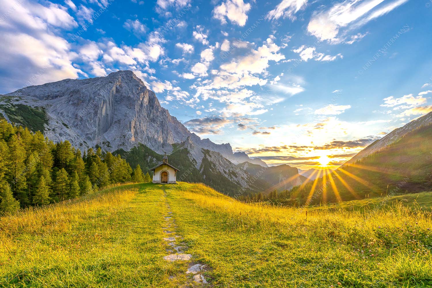 Ein Moment der Stille – Seitenverhältnis 3:2 — Kapelle Hallerangeralm im Karwendel Weg zur Kapelle an der Hallerangeralm mit Kleinen Lafatscher