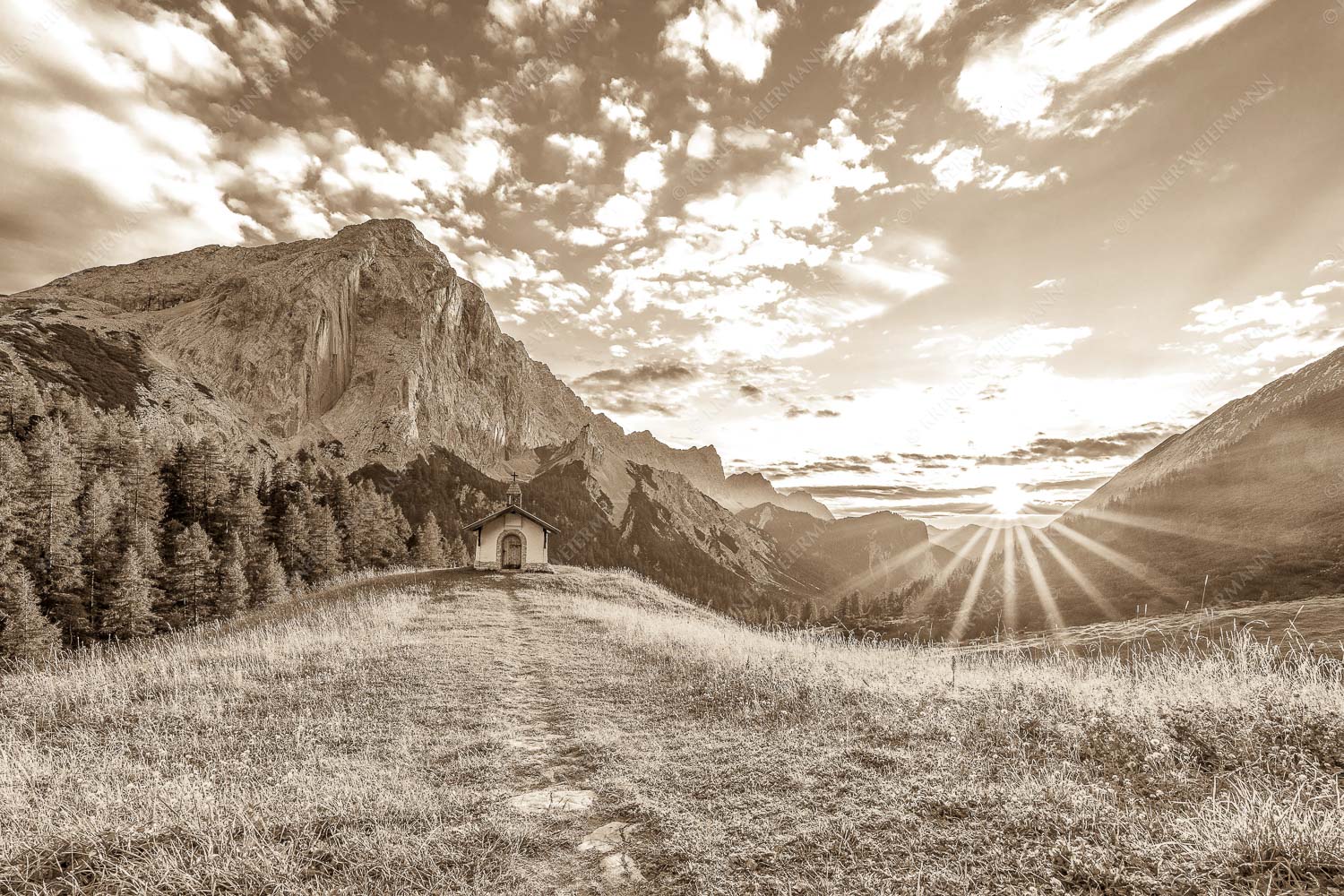 Ein Moment der Stille – Seitenverhältnis 3:2 — Kapelle Hallerangeralm im Karwendel Weg zur Kapelle an der Hallerangeralm mit Kleinen Lafatscher
