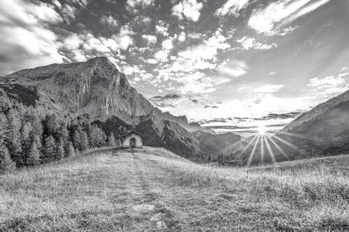 Weg zur Kapelle an der Hallerangeralm mit Kleinen Lafatscher - Ein Moment der Stille - Seitenverhältnis 3:2 - Kapelle Hallerangeralm im Karwendel - weitere Infos unter https://www.kriner-weiermann.de