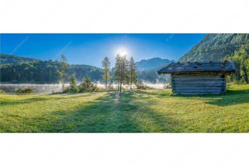 Auf der Nordseite des Wettersteingebirges liegt der Ferchensee in traumhafter Landschaft - Ein Morgen am Ferchensee - Seitenverhältnis 2,5:1 - Ferchensee bei Mittenwald - weitere Infos unter https://www.kriner-weiermann.de