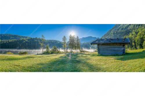 Auf der Nordseite des Wettersteingebirges liegt der Ferchensee in traumhafter Landschaft - Ein Morgen am Ferchensee - Seitenverhältnis 3:1 - Ferchensee bei Mittenwald - weitere Infos unter https://www.kriner-weiermann.de