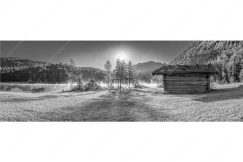 Auf der Nordseite des Wettersteingebirges liegt der Ferchensee in traumhafter Landschaft - Ein Morgen am Ferchensee - Seitenverhältnis 3:1 - Ferchensee bei Mittenwald - weitere Infos unter https://www.kriner-weiermann.de