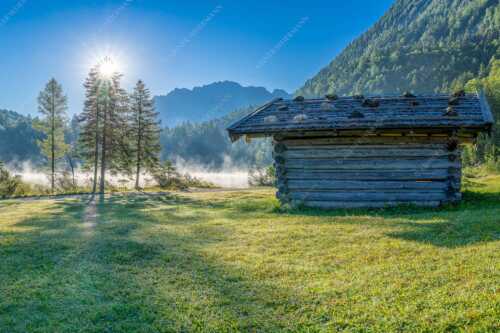 Auf der Nordseite des Wettersteingebirges liegt der Ferchensee in traumhafter Landschaft - Ein Morgen am Ferchensee - Seitenverhältnis 3:2 - Ferchensee bei Mittenwald - weitere Infos unter https://www.kriner-weiermann.de