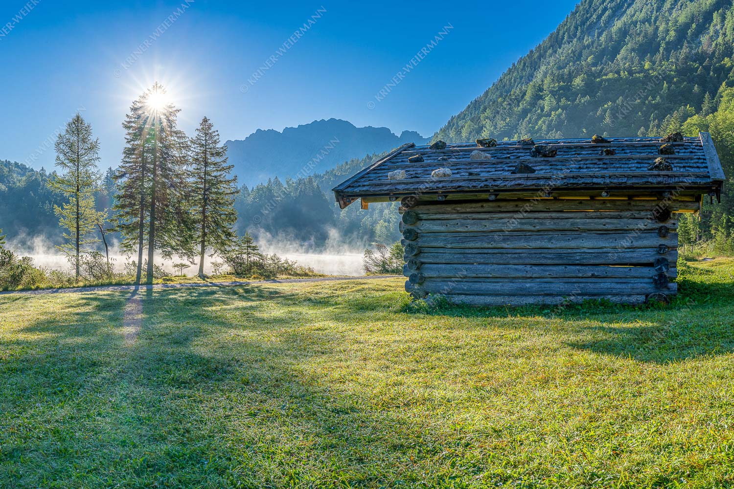 Ein Morgen am Ferchensee – Seitenverhältnis 3:2 — Ferchensee bei Mittenwald Auf der Nordseite des Wettersteingebirges liegt der Ferchensee in traumhafter Landschaft - Ein Morgen am Ferchensee - Seitenverhältnis 3:2 - Ferchensee bei Mittenwald - weitere Infos unter https://www.kriner-weiermann.de