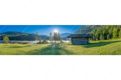 Auf der Nordseite des Wettersteingebirges liegt der Ferchensee in traumhafter Landschaft - Ein Morgen am Ferchensee - Seitenverhältnis 4:1 - Ferchensee bei Mittenwald - weitere Infos unter https://www.kriner-weiermann.de