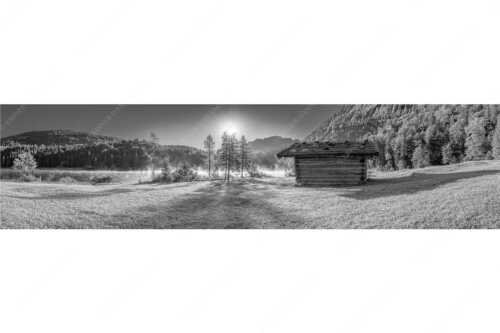 Auf der Nordseite des Wettersteingebirges liegt der Ferchensee in traumhafter Landschaft - Ein Morgen am Ferchensee - Seitenverhältnis 4:1 - Ferchensee bei Mittenwald - weitere Infos unter https://www.kriner-weiermann.de